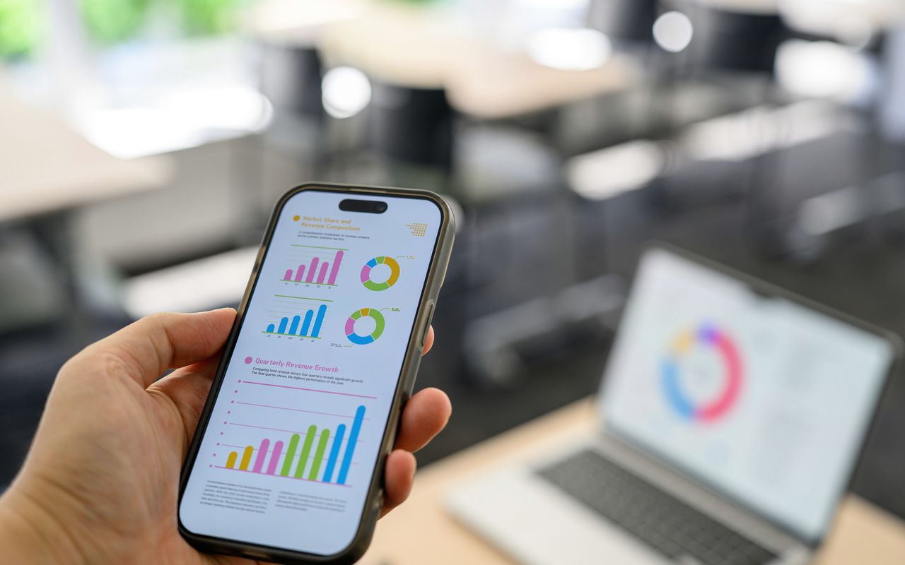 スマートフォンで集客データを確認する手元