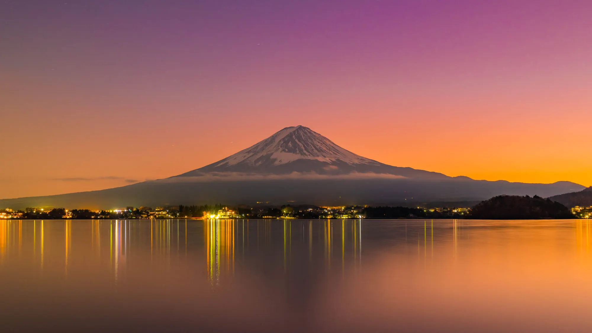 夕暮れの富士山と湖